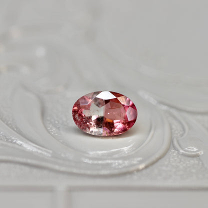 オーバルカット バイカラートルマリン 0.70ct  6.6mm×4.5mm×2.9mm【MJ2569】