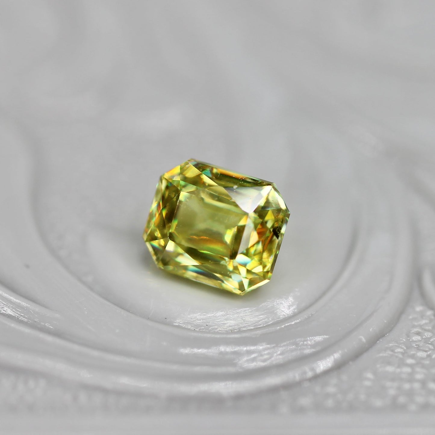 スフェーン 0.61ct ラディアントミックスカット 4.6mm×3.8mm×2.6mm【MJ2725】