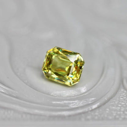 スフェーン 0.61ct ラディアントミックスカット 4.6mm×3.8mm×2.6mm【MJ2725】