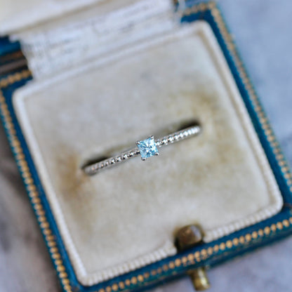 プリンセスカット アイスブルーダイヤモンド0.119ct 4本爪×ドットアーム Pt900 プラチナリング