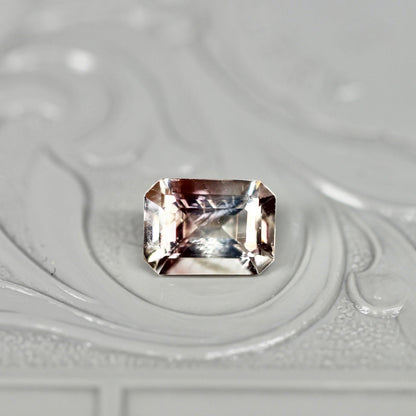 エメラルドカット バイカラーラブラドライト 0.82ct 6.5mm×4.4mm-3.1mm 【MJ2513】