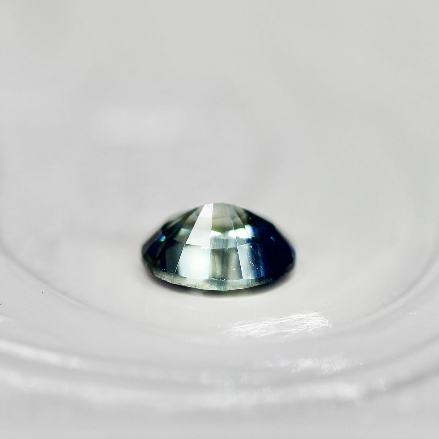 バイカラーサファイア 0.20ct オーバルカット 4.1mm×3.3mm×2.0mm【MJ2558】