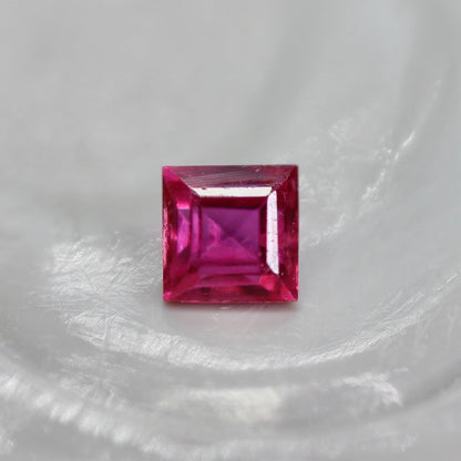 ルビー 0.06ct スクエアカット 2.1mm×2.1mm×1.3mm【MJ2749】