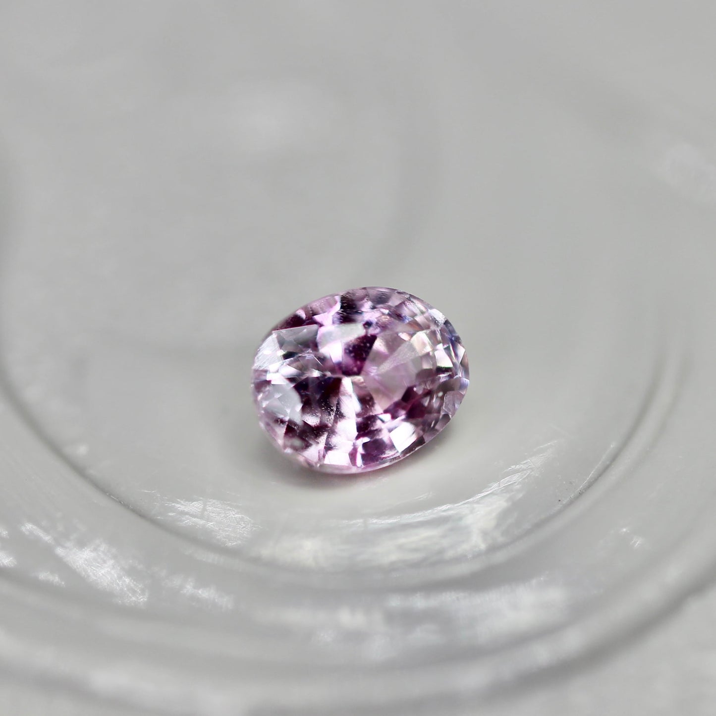 バイカラーサファイア 0.21ct オーバルカット 3.8mm×3mm 【MJ2463】