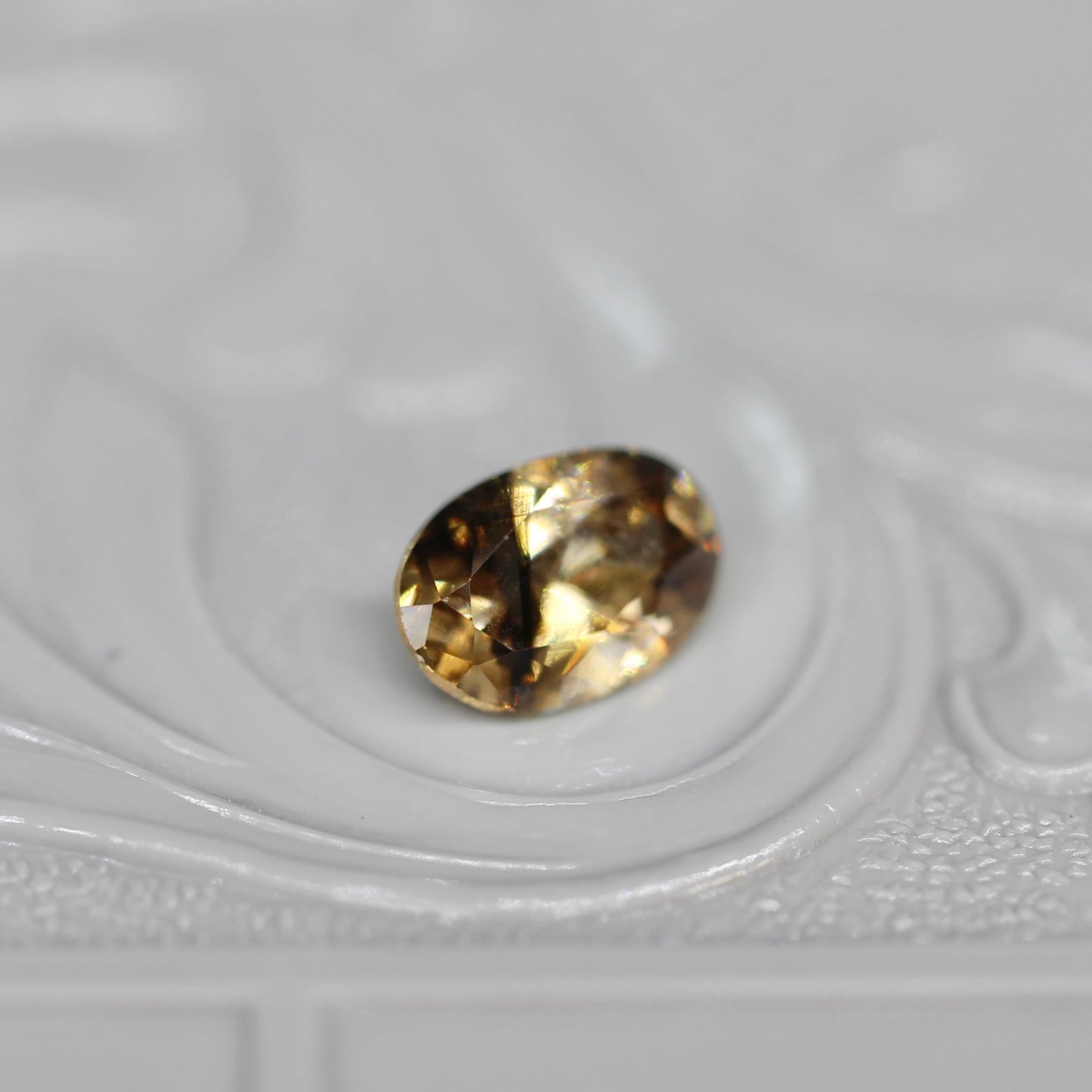 オーバルカット バイカラーキャシテライト 1.33ct 6.2mm×4.1mm×2.7mm【MJ2615】