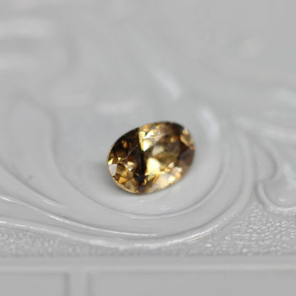 オーバルカット バイカラーキャシテライト 1.33ct 6.2mm×4.1mm×2.7mm【MJ2615】