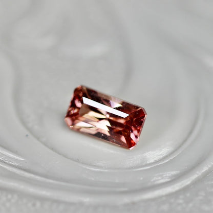 ピンクジルコン 0.36ct レクタングルカット 5.1mm×2.9mm×2.3mm【MJ2702】