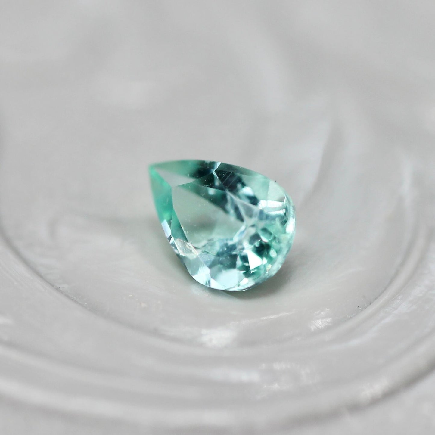 パライバカラーベリル 0.20ct ペアシェイプカット 4.8mm×3.4mm×2.7mm【MJ2715】