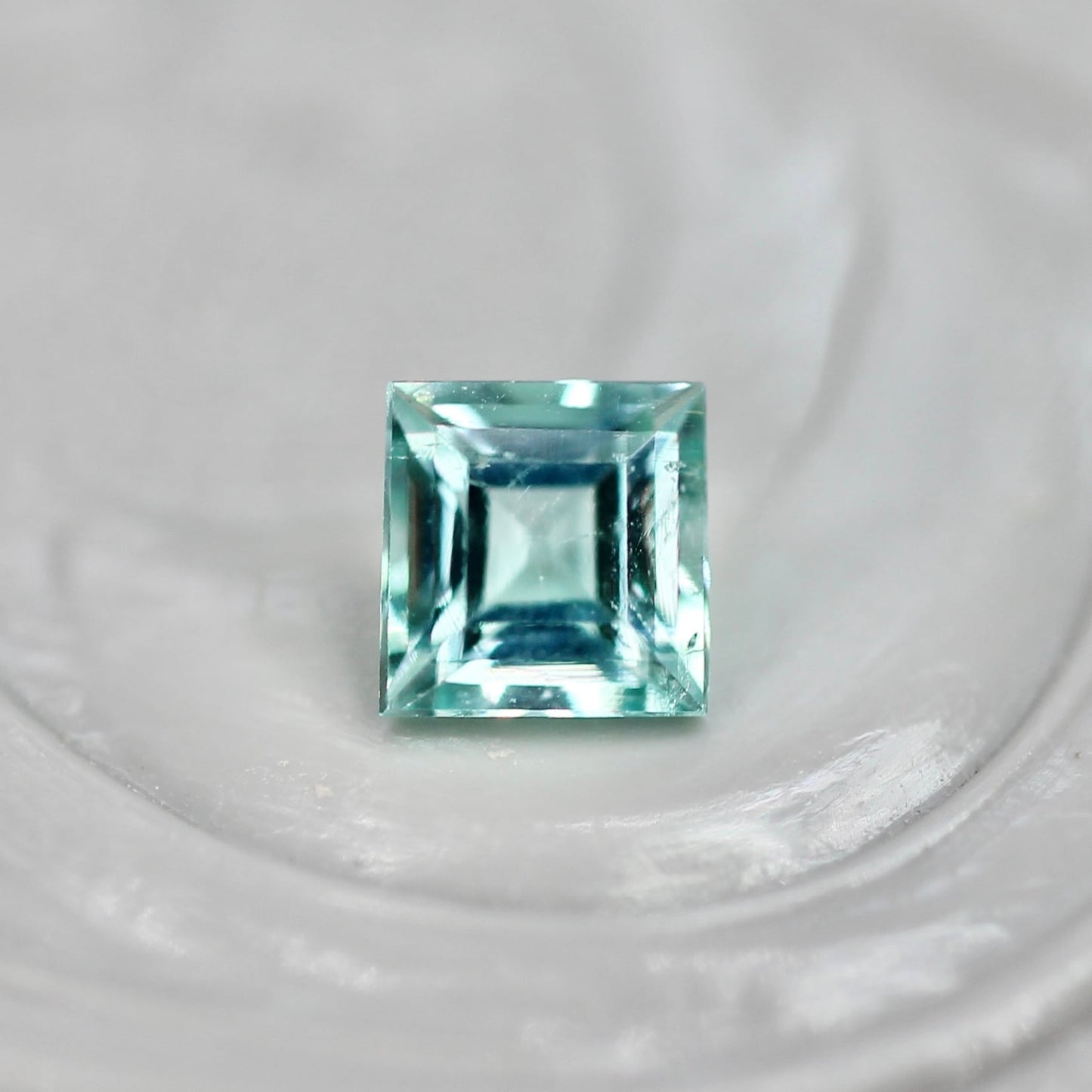 パライバカラーベリル 0.14ct スクエアカット 3.2mm×3.2mm×2.3mm【MJ2714】