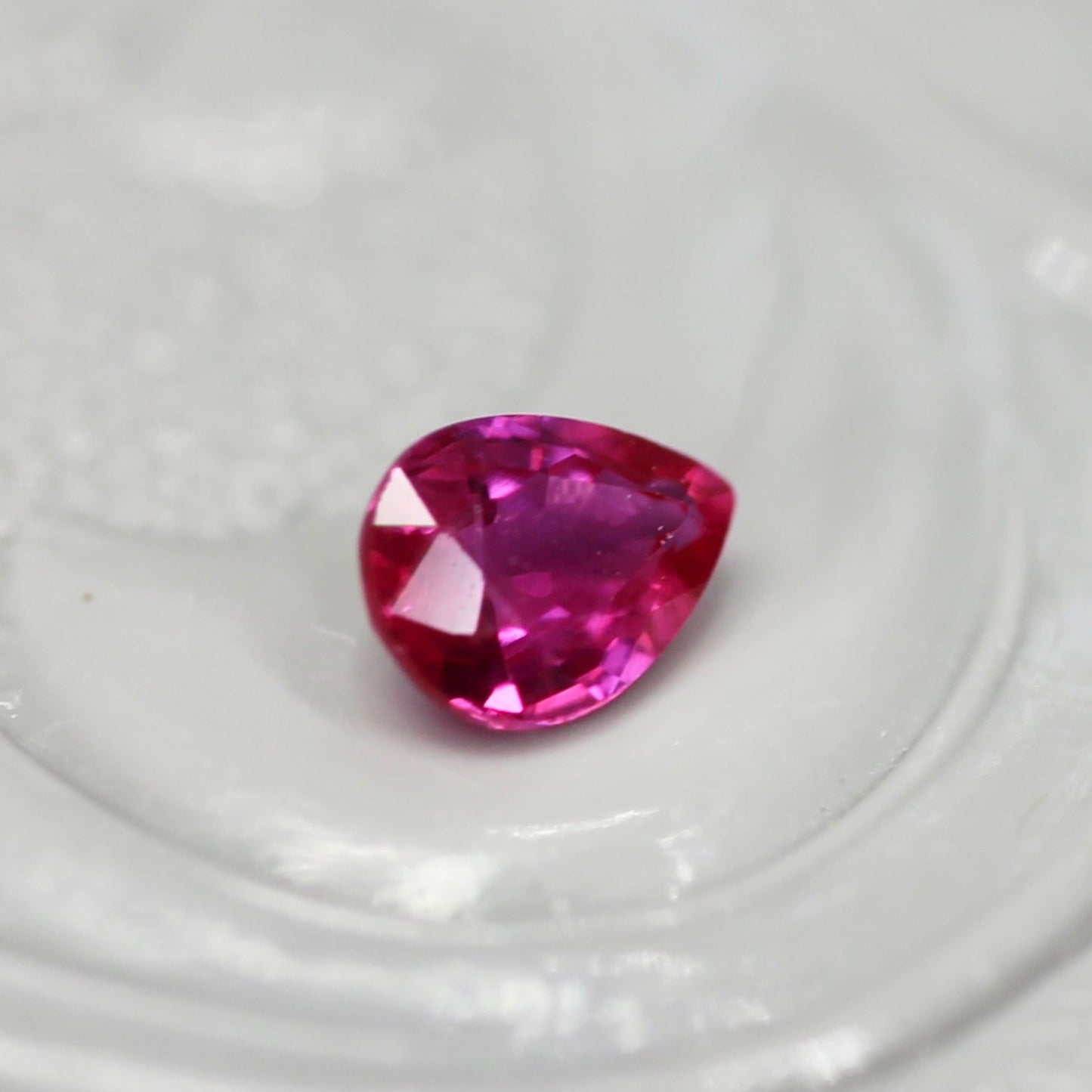 ルビー 0.20ct ペアシェイプカット  3.8mm×2.7mm×1.5mm【MJ2727】