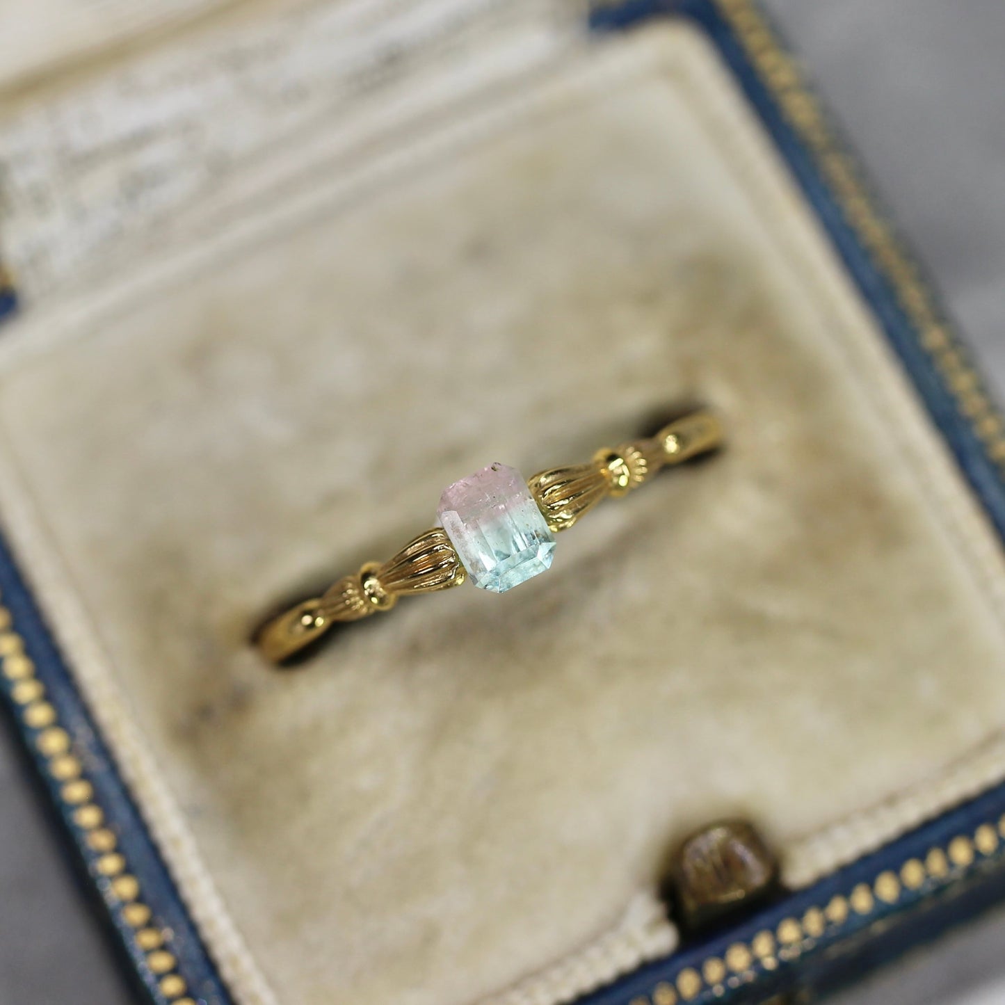 バイカラートルマリン 0.34ct エメラルドカット 4.4mm×3.5mm×2.9mm【MJ2668】