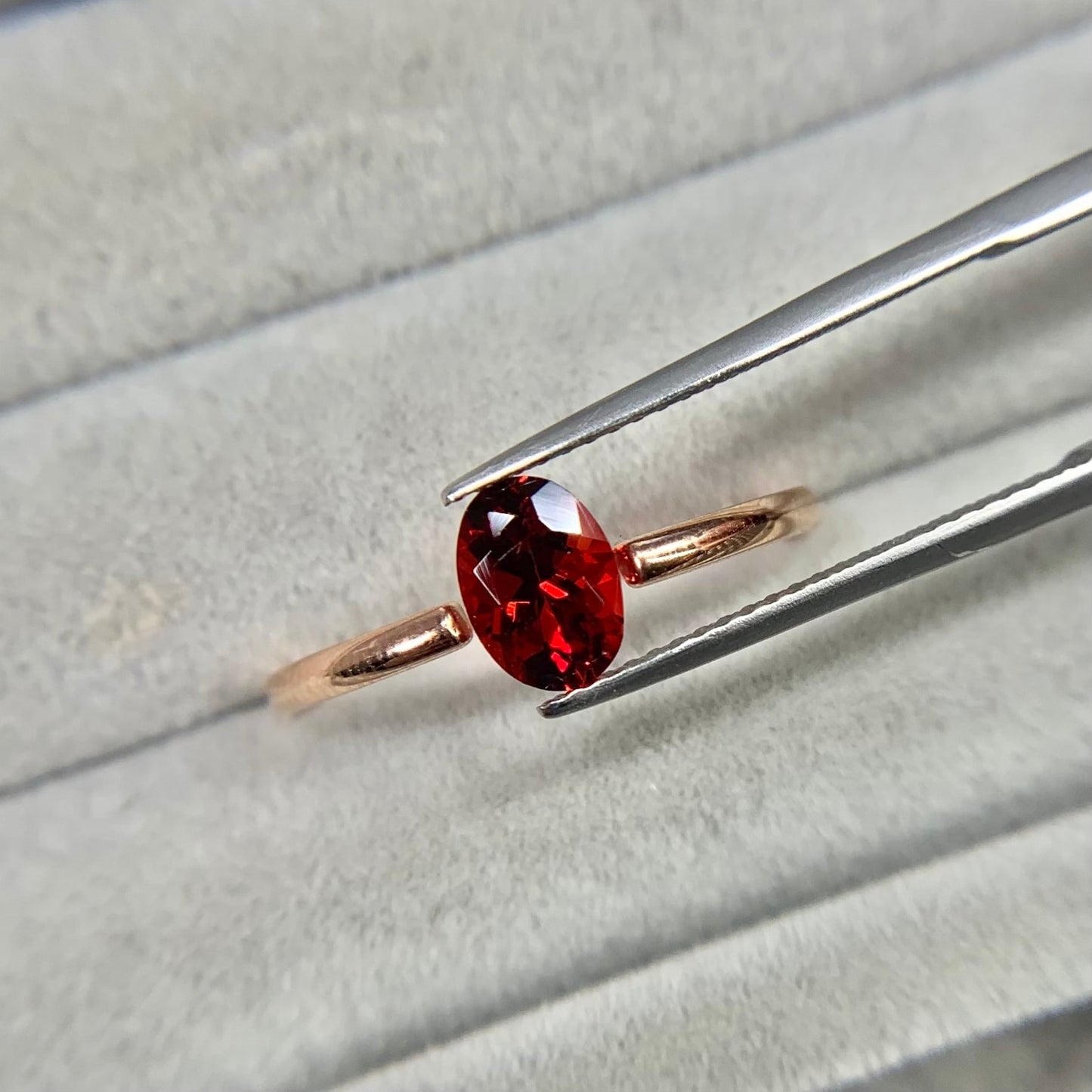 オーバルカット レッドラブラドライト 0.76ct 6.7mm×4.6mm-3.8mm 【MJ2507】