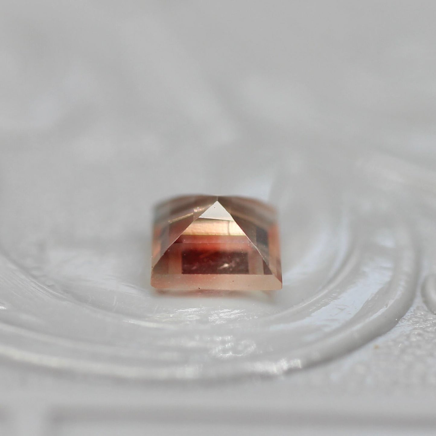 バイカラーラブラドライト 0.30ct スクエアカット 4.3mm×4.2mm×2.5mm【MJ2696】