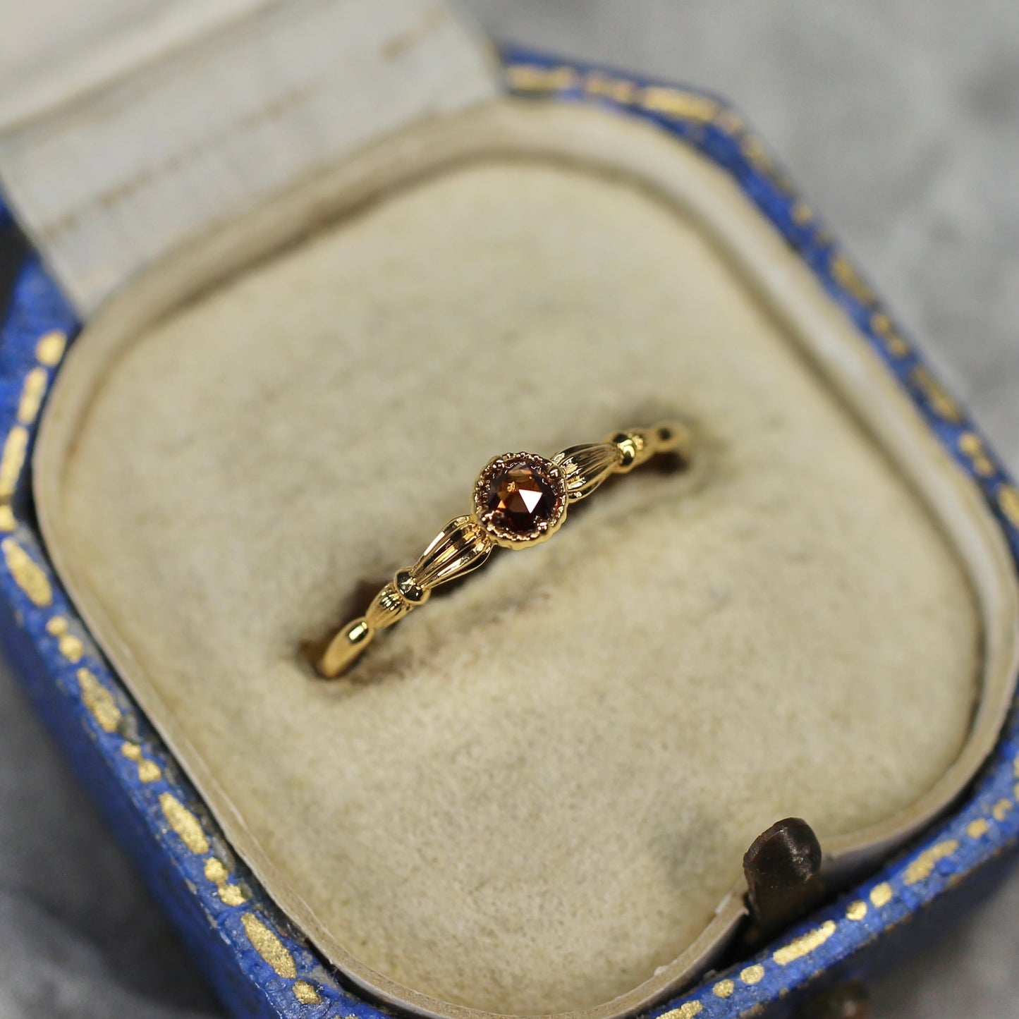 ローズカットブラウンダイヤモンド0.1ct K10YG ミルフレーム×アンティークアーム