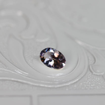 オーバルカット バイカラーゾイサイト 0.40ct  5.6mm×3.6mm×2.0mm 【MJ2528】