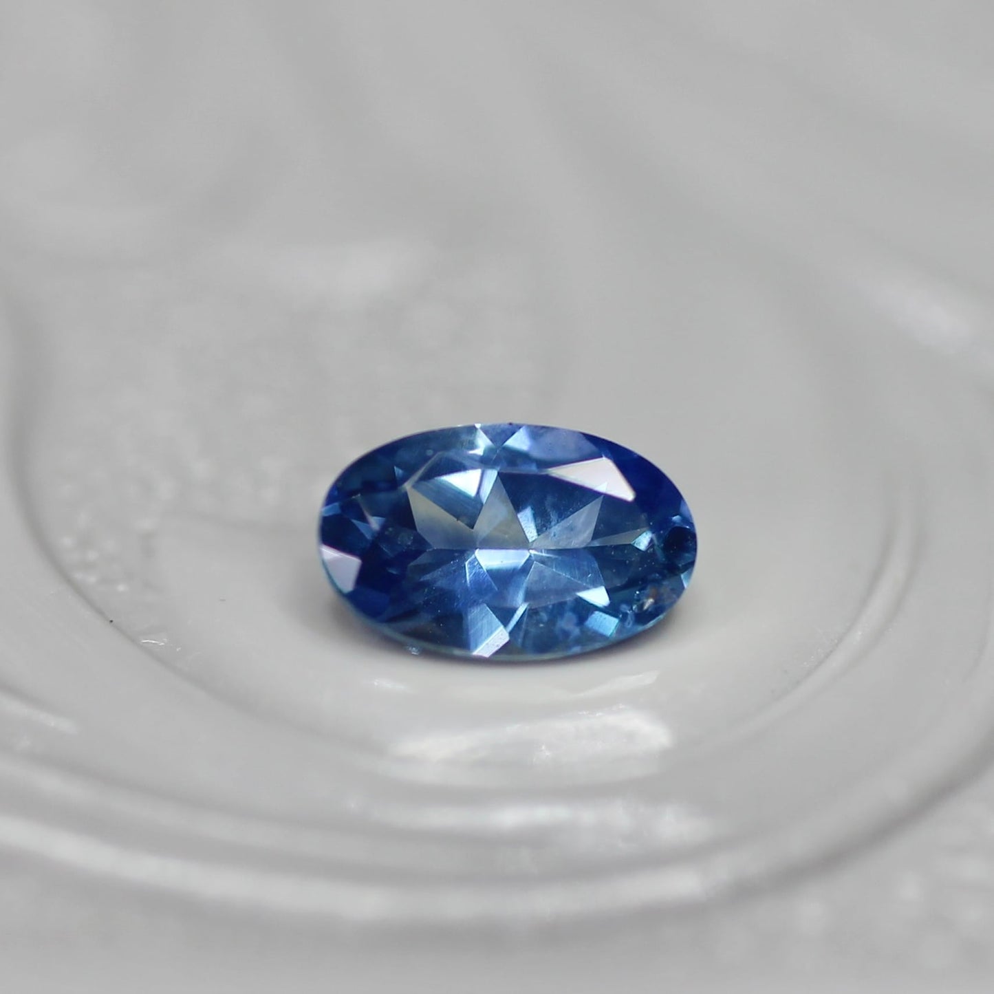 モンタナサファイア 0.29ct オーバルカット  4.9mm×3.0mm×2.1mm【MJ2730】