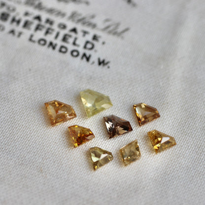 ダイヤカットイエロー ダイヤモンド 0.34ct 4.4mm×5.4mm-2.2mm 【MJ2466】