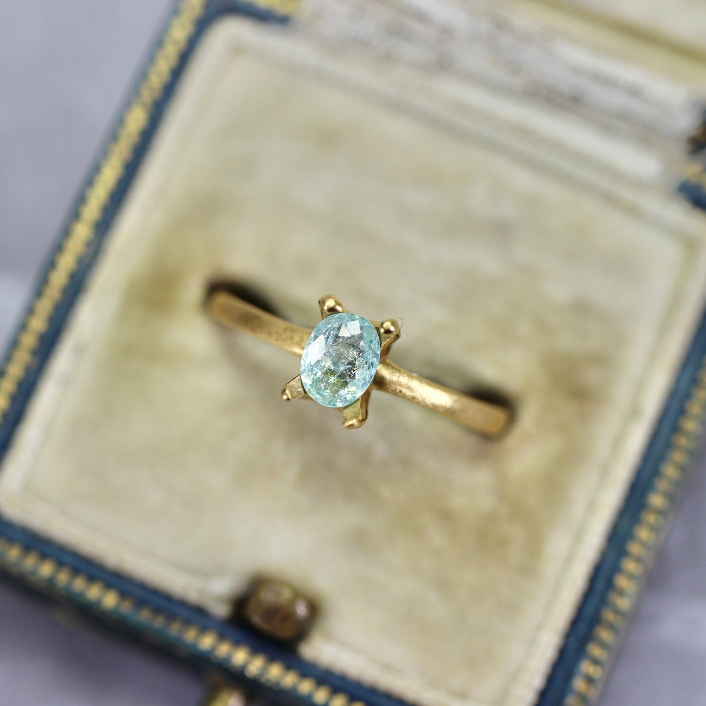 パライバトルマリン モザンビーク産 0.28ct オーバルカット 5.2mm×4.0mm×2.0mm【MJ2740】