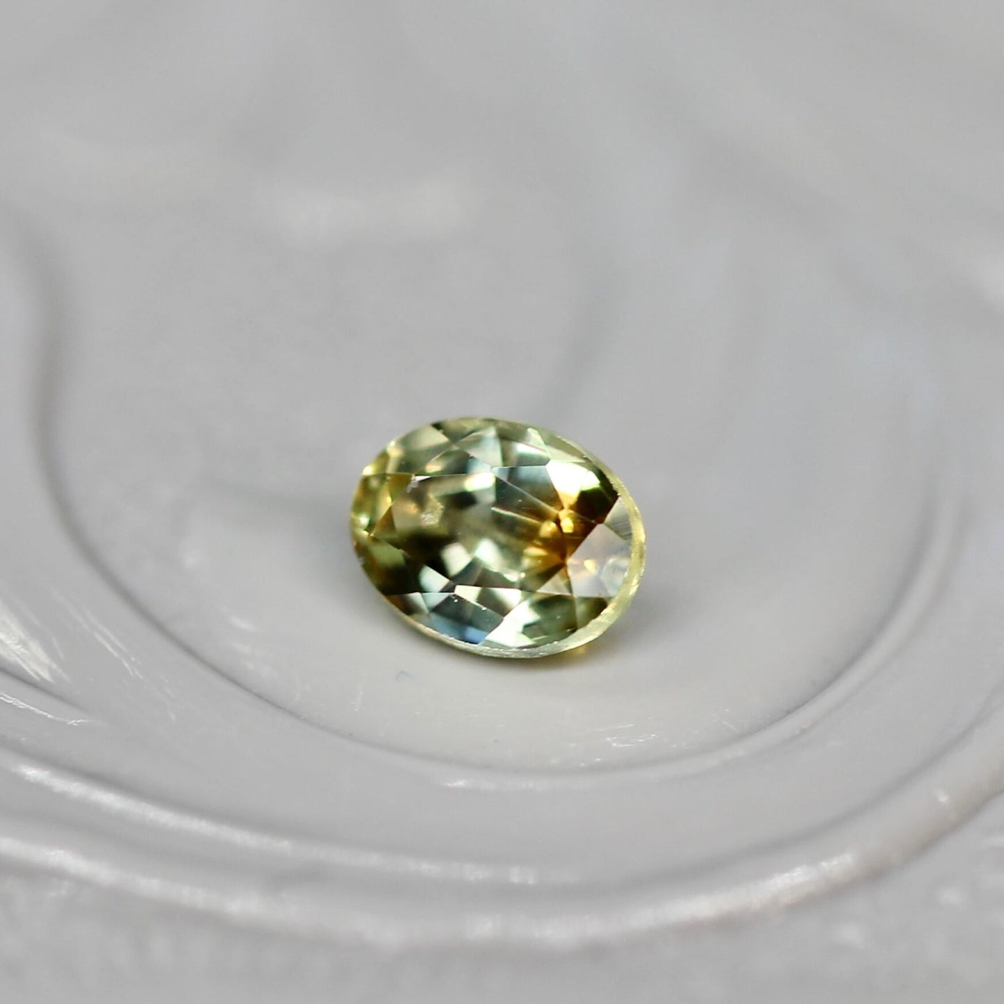 モンタナサファイア 0.23ct オーバルカット 3.6mm×2.6mm×1.8mm  【MJ2635】