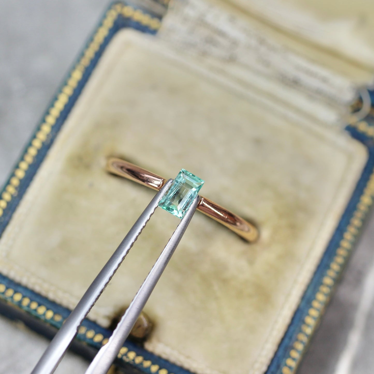 パライバカラーベリル 0.24ct スクエアカット 5.3mm×3.2mm×2.2mm【MJ2717】