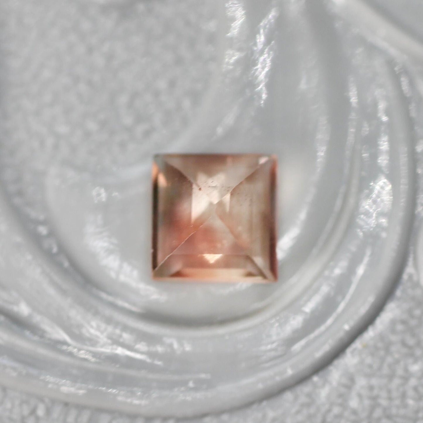 バイカラーラブラドライト 0.30ct スクエアカット 4.3mm×4.2mm×2.5mm【MJ2696】
