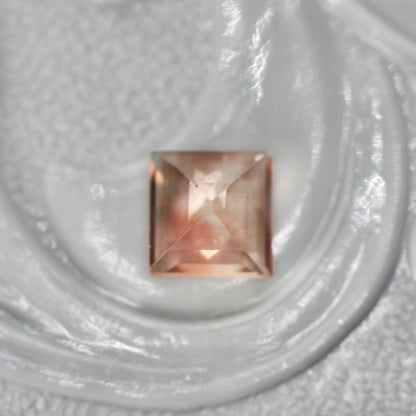 バイカラーラブラドライト 0.30ct スクエアカット 4.3mm×4.2mm×2.5mm【MJ2696】