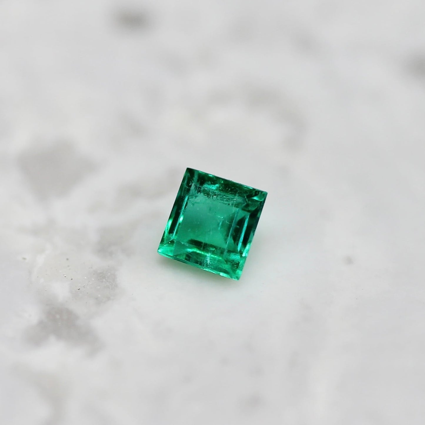 エメラルド 0.13ct スクエアカット 3.0mm×2.9mm×2.2mm【MJ2676】