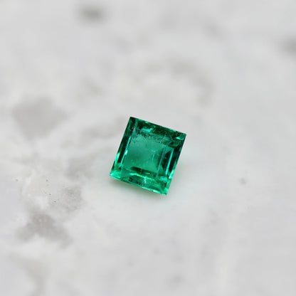 エメラルド 0.13ct スクエアカット 3.0mm×2.9mm×2.2mm【MJ2676】