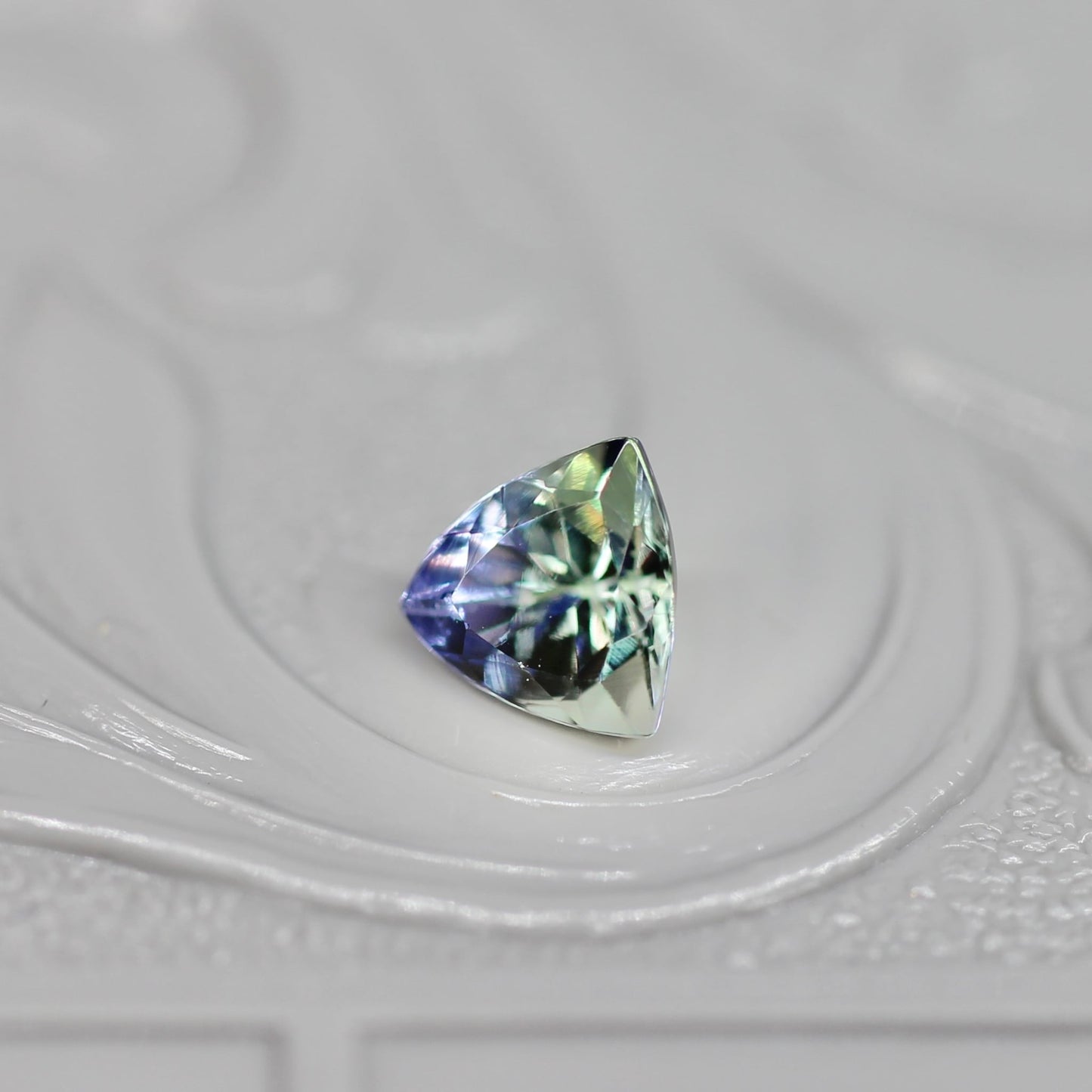 トリリアントカット バイカラーゾイサイト 0.44ct  4.5mm×4.5mm×3.1mm 【MJ2529】