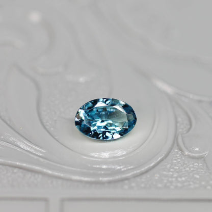 オーバルカット バイカラーゾイサイト 0.48ct  5.8mm×3.8mm×2.1mm 【MJ2527】