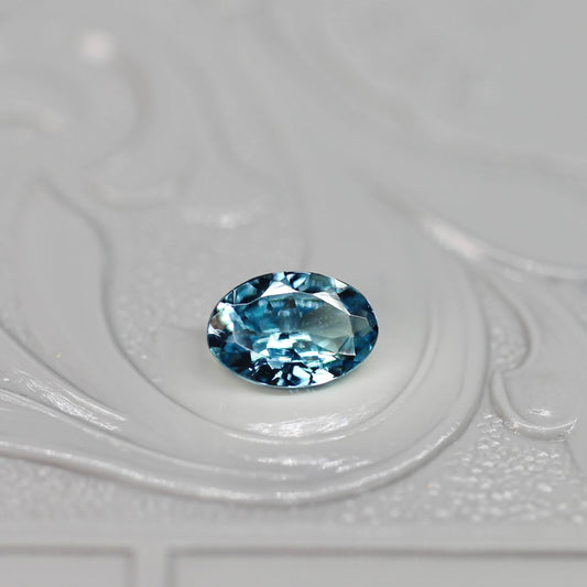 オーバルカット バイカラーゾイサイト 0.48ct  5.8mm×3.8mm×2.1mm 【MJ2527】