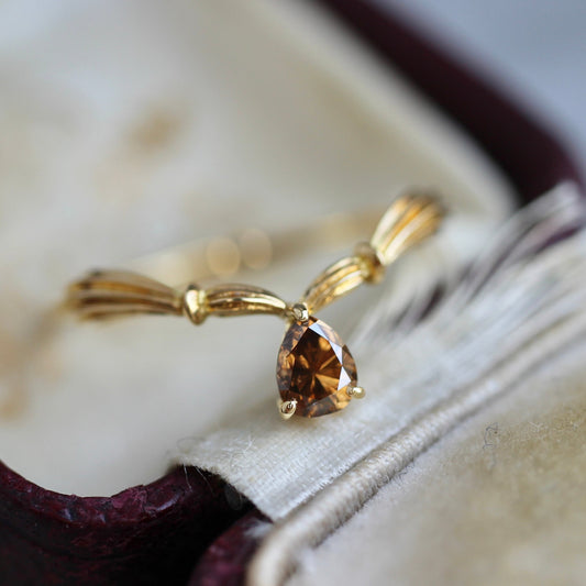 コニャックブラウンダイヤモンド0.218ct 3本爪×アンティークVアーム K18YG リング 【MJ2410】