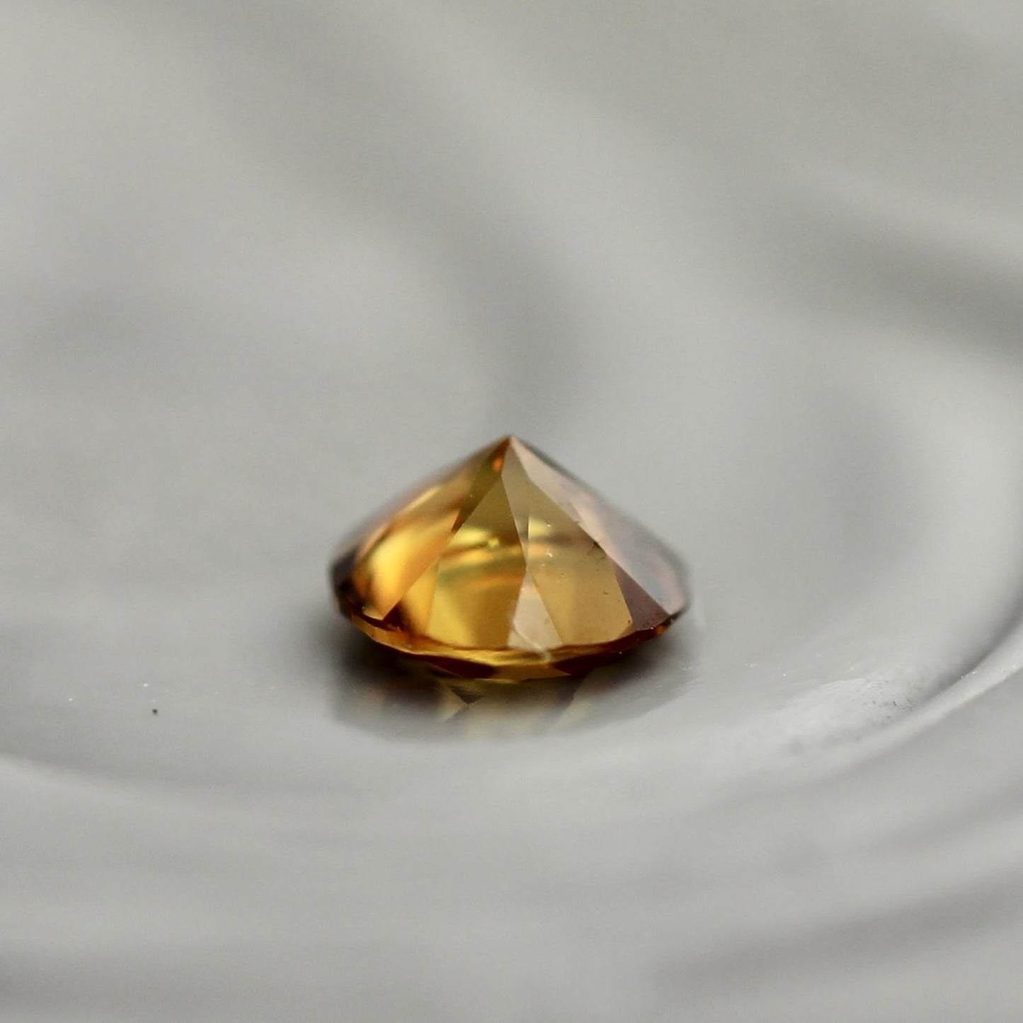 スフェーン 0.12ct 3mm 【MJ2428】