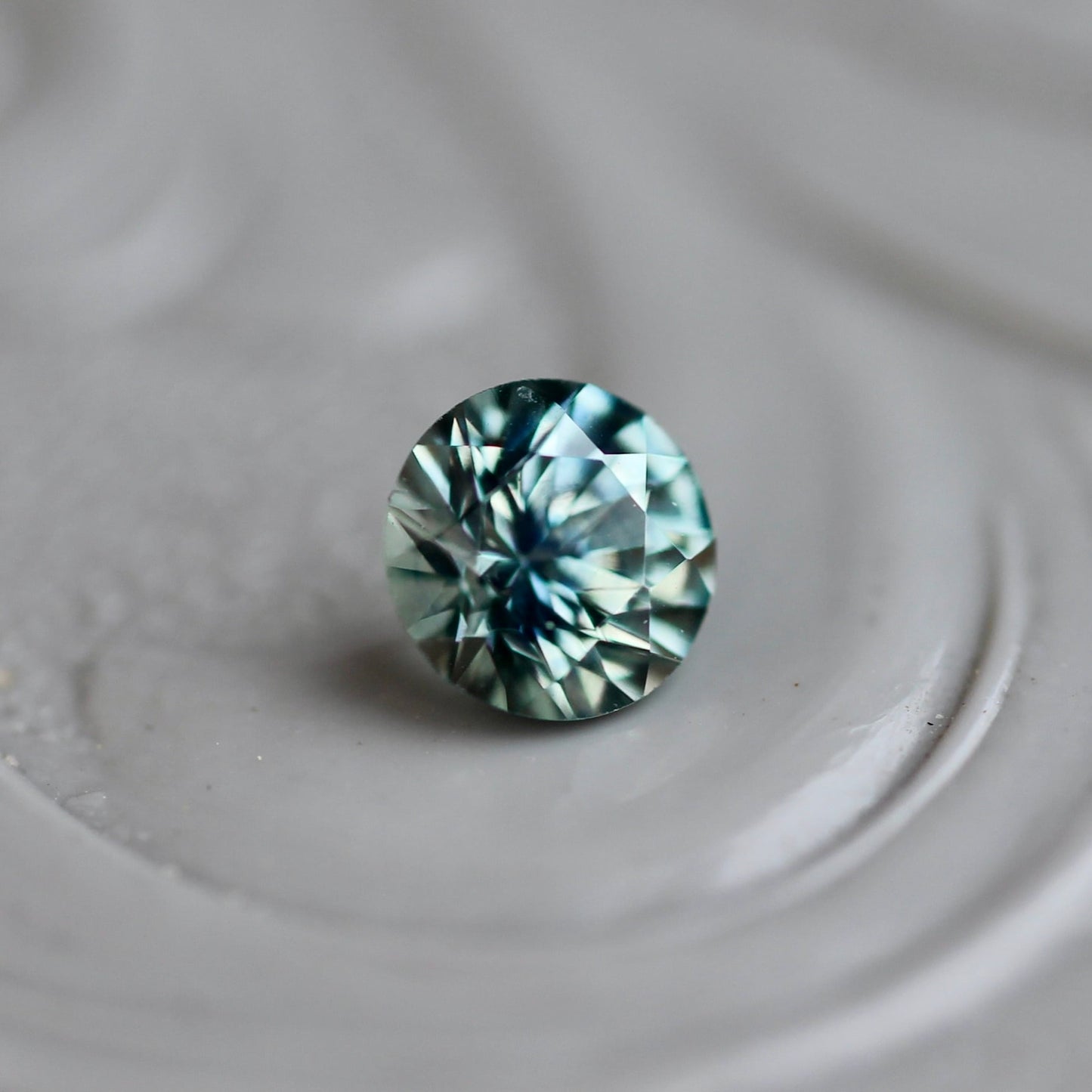 モンタナサファイア 0.25ct 3.7mm アメリカ・モンタナ州産  朝顔【MJ2426】