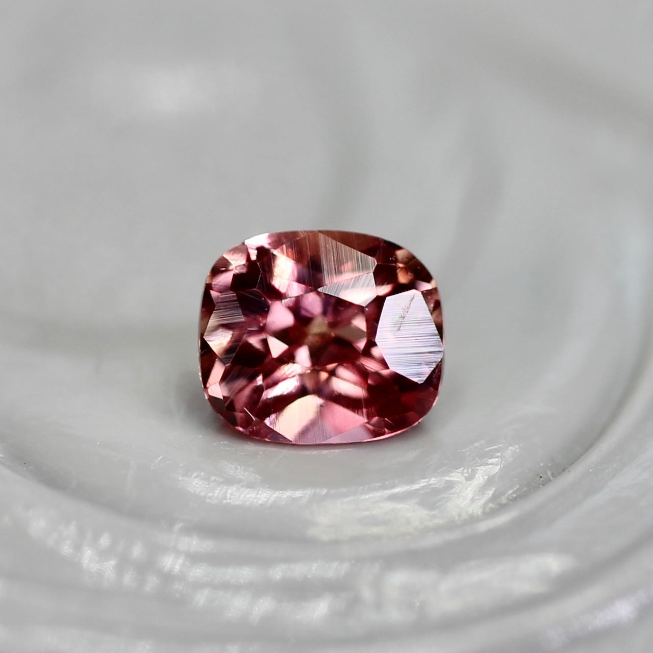 パパラチアサファイア 0.20ct クッションカット 3.5mm×3.0mm×2.2mm ソーティング付き【MJ2745】