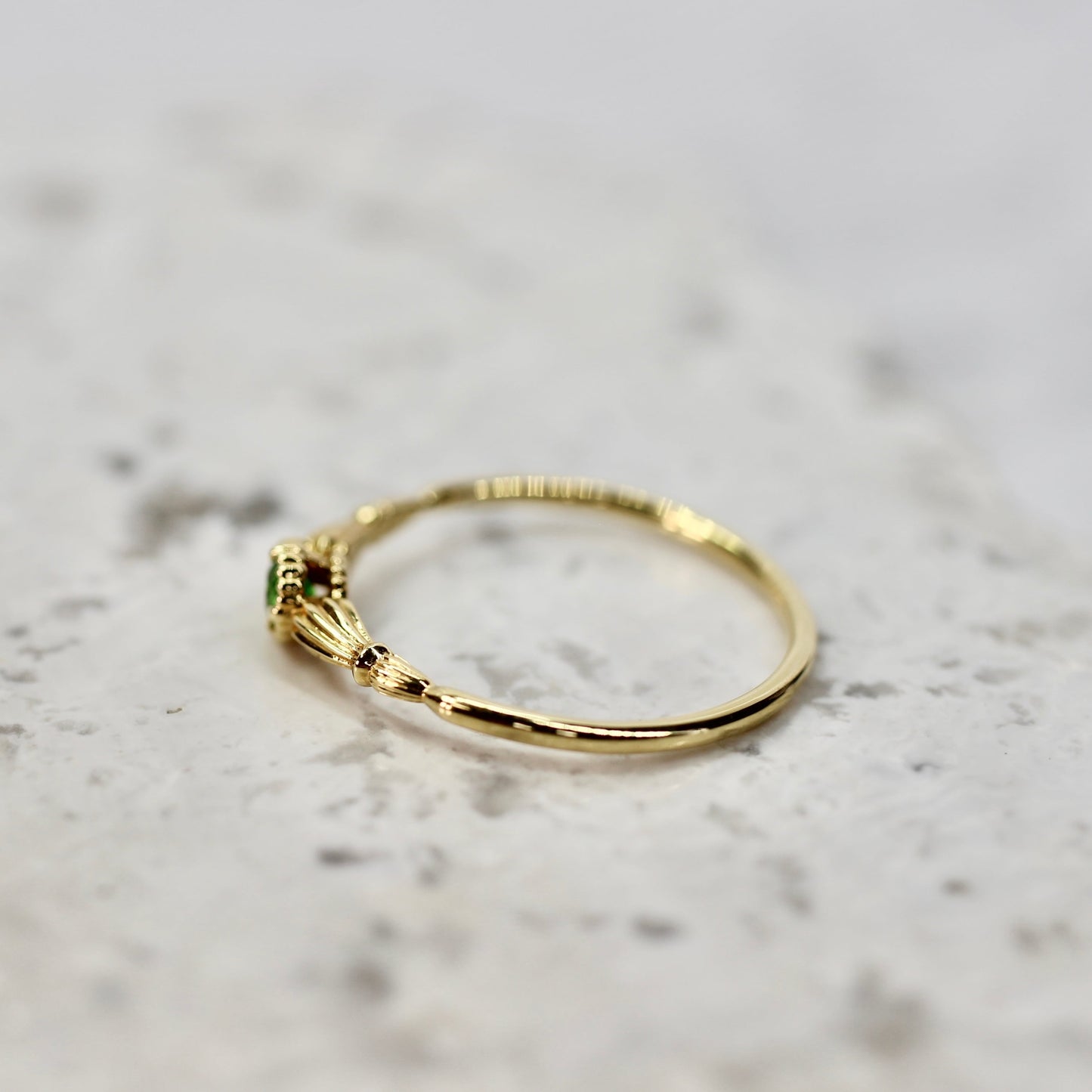 デマントイドガーネット 0.145ct ラウンドブリリアントカット K10YG ミルフレーム×アンティークアーム【MJ2846】