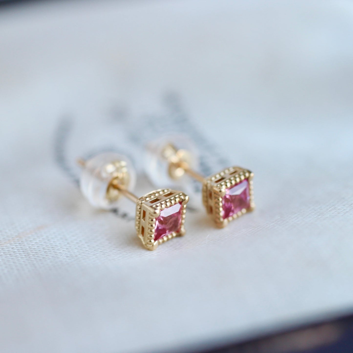 アヤナスピネル 3mm×3mm K18YG ミルフレーム ピアス 片耳 【MJ2498】