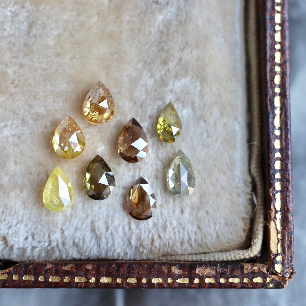 ペアシェイプカット ブラウンダイヤモンド 0.135ct 4.4mm×2.9mm-1.2mm 【MJ2482】