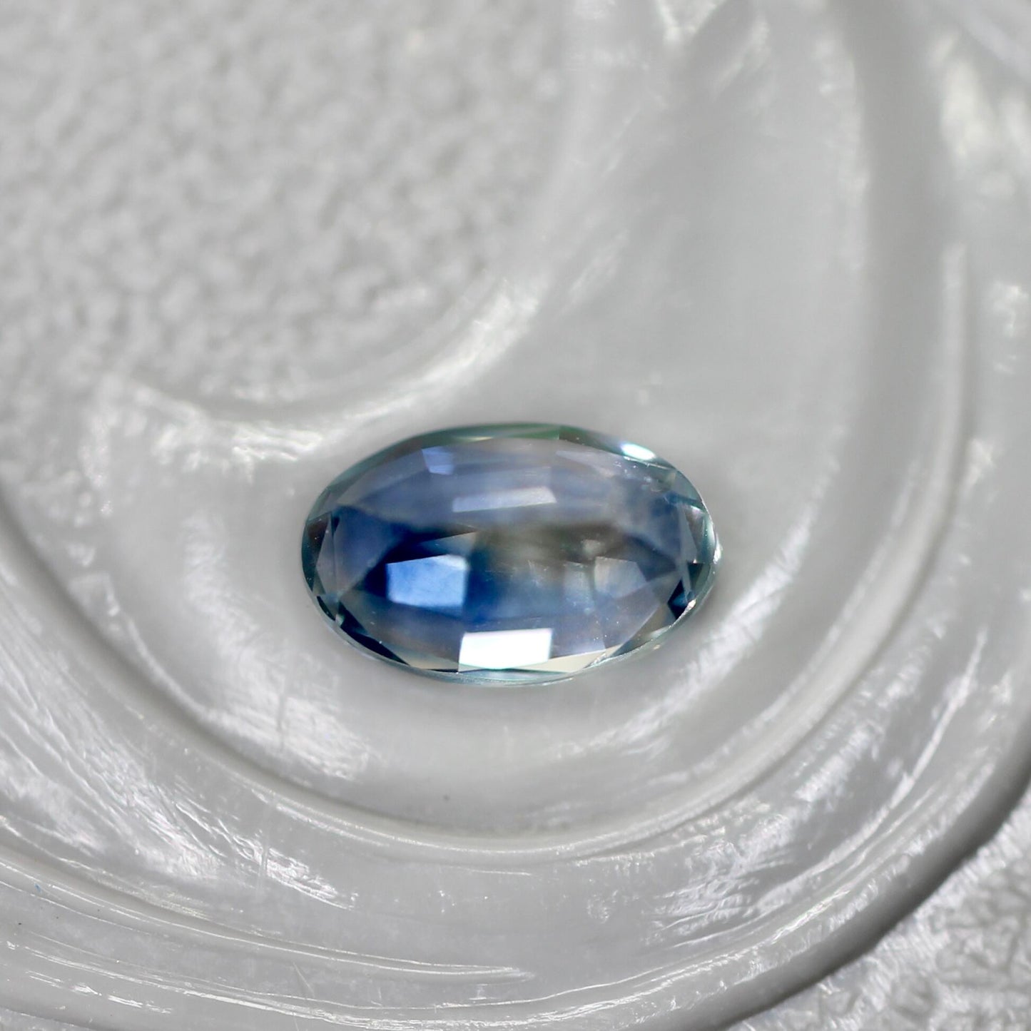 モンタナサファイア 0.32ct オーバルカット  4.7mm×2.9mm×2.0mm【MJ2732】