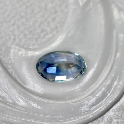 モンタナサファイア 0.32ct オーバルカット  4.7mm×2.9mm×2.0mm【MJ2732】