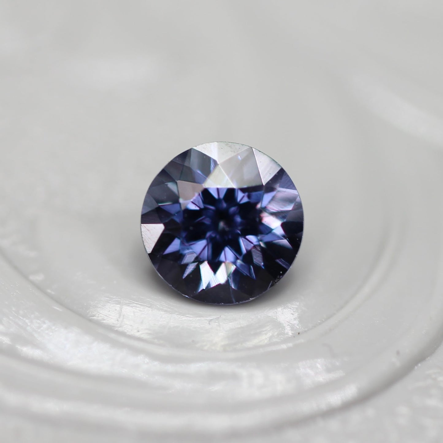 ベキリーブルーガーネット 0.39ct ラウンドカット  4.3mm×4.3mm×2.9mm【MJ2562】