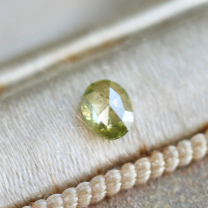 オーバルローズカット グリーンダイヤモンド 0.16ct 4.0mm×3.2mm-1.4mm 【MJ2470】