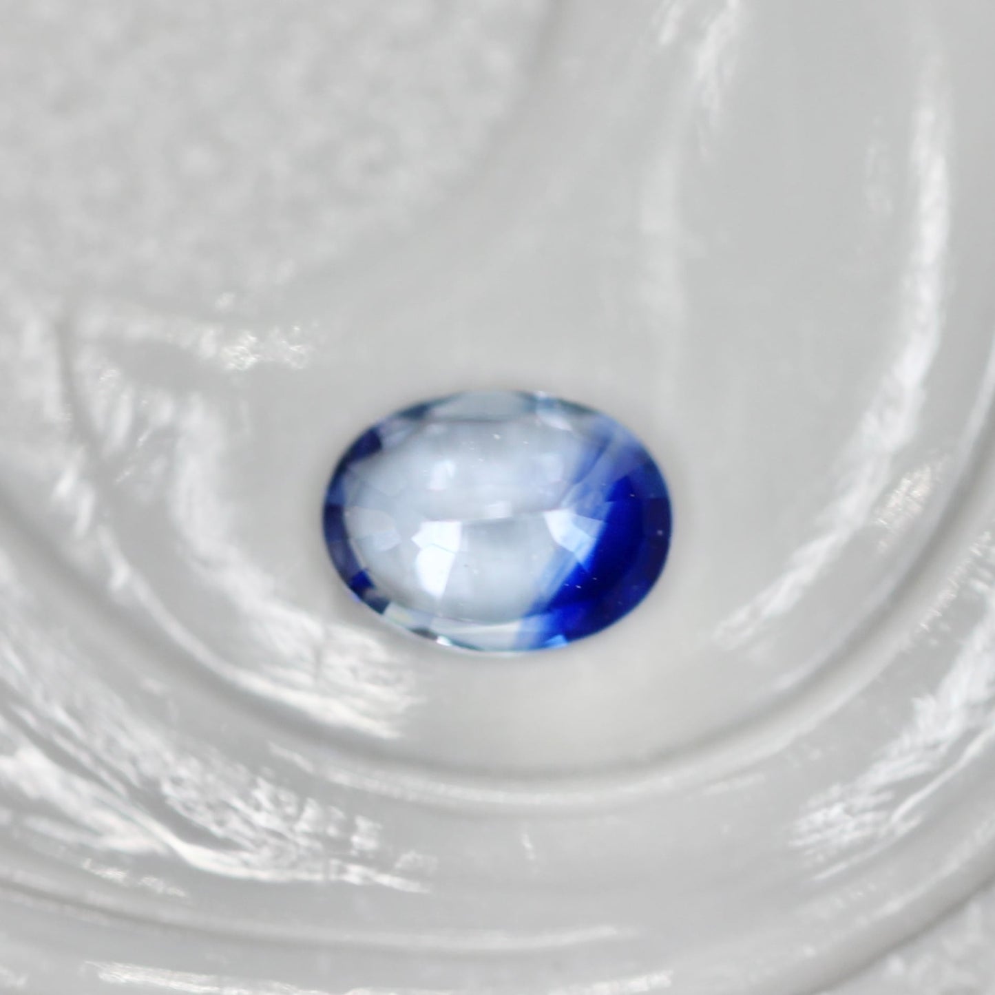 バイカラーサファイア 0.13ct オーバルカット 3.7mm×2.8mm×1.8mm【MJ2560】