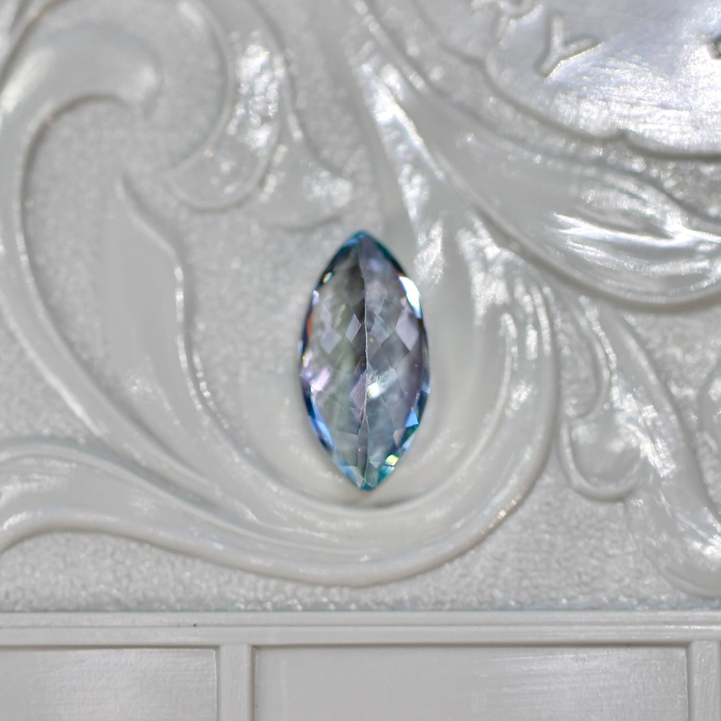 バイカラーゾイサイト 1.10ct マーキスカット 5.1mm×9.9mm×3.4mm【MJ2594】