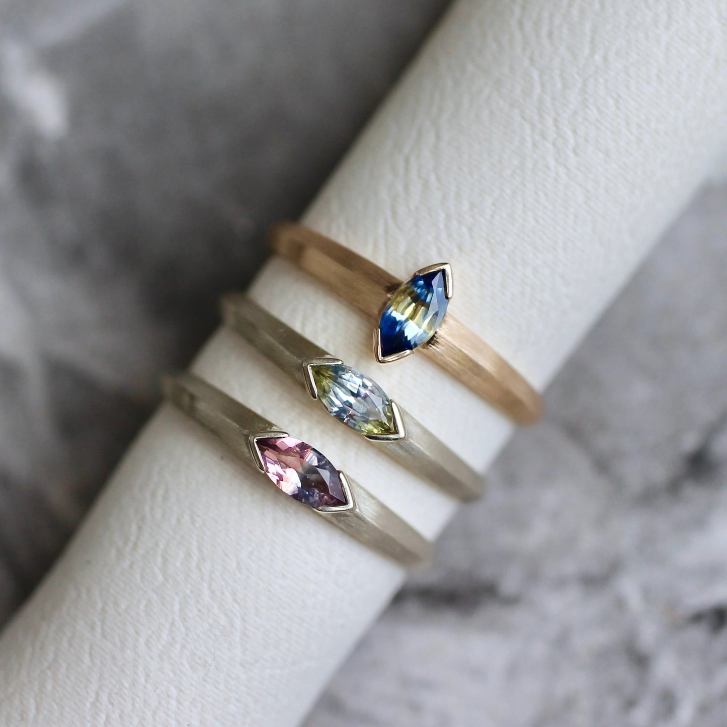 バイカラーサファイア 0.24ct マーキスカット K10YG リング 【MJ2454】