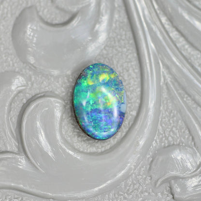 ボルダーオパール 0.36ct オーバルカボションカット 6.2mm×4.4mm×2.2mm【MJ2645】