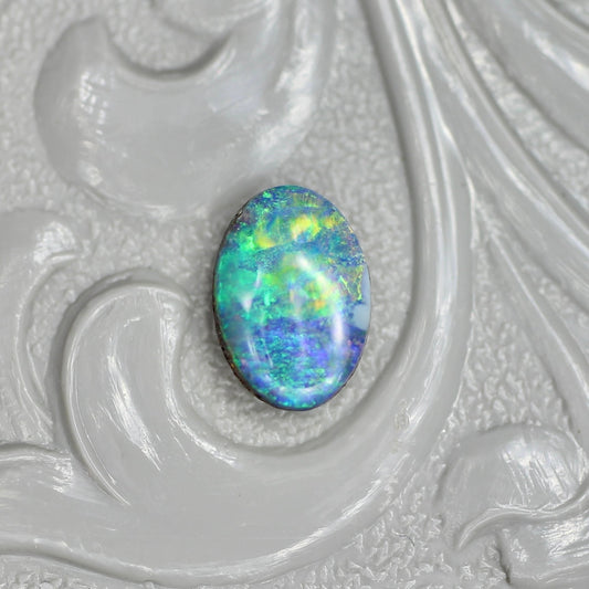 ボルダーオパール 0.36ct オーバルカボションカット 6.2mm×4.4mm×2.2mm【MJ2645】