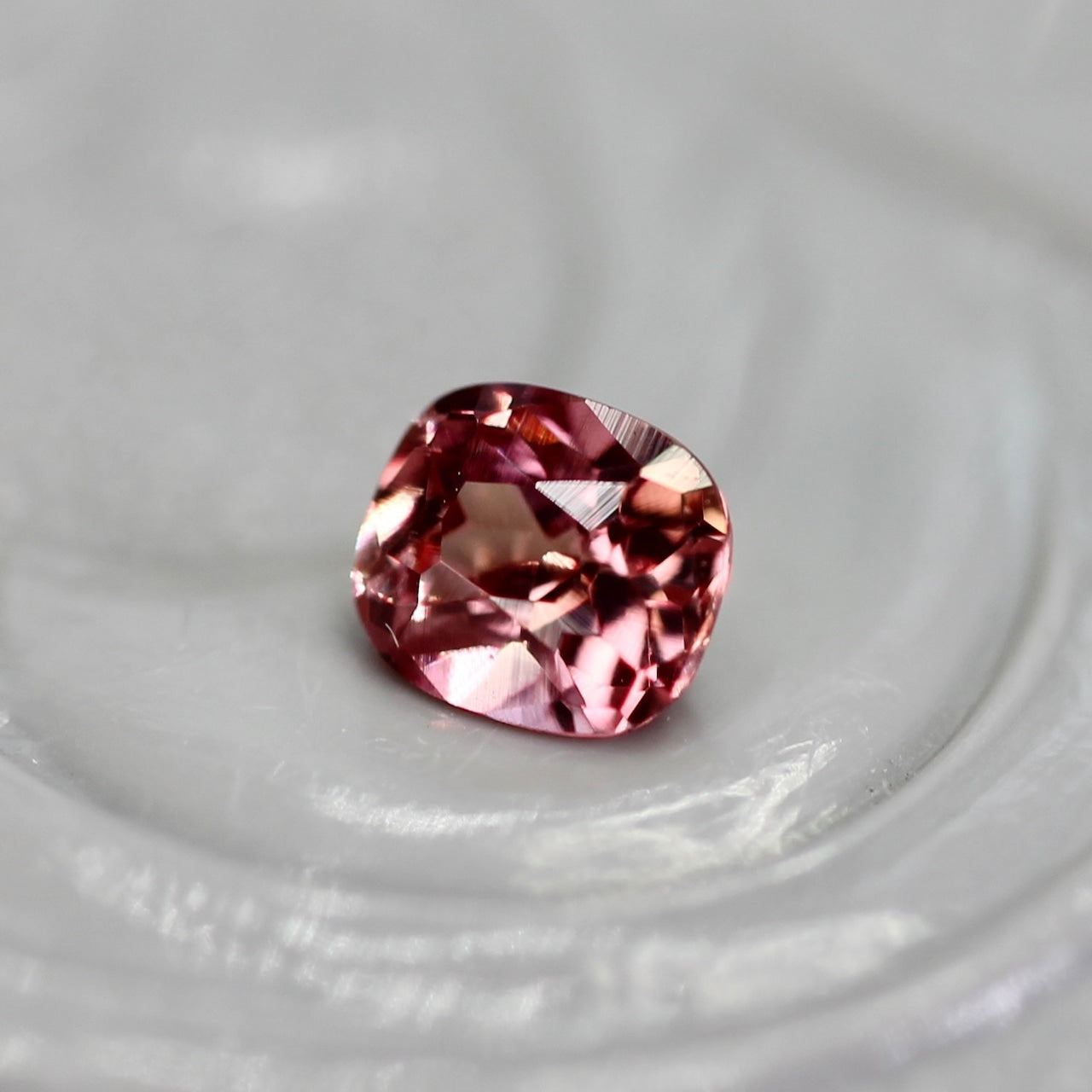 パパラチアサファイア 0.20ct クッションカット 3.5mm×3.0mm×2.2mm ソーティング付き【MJ2745】