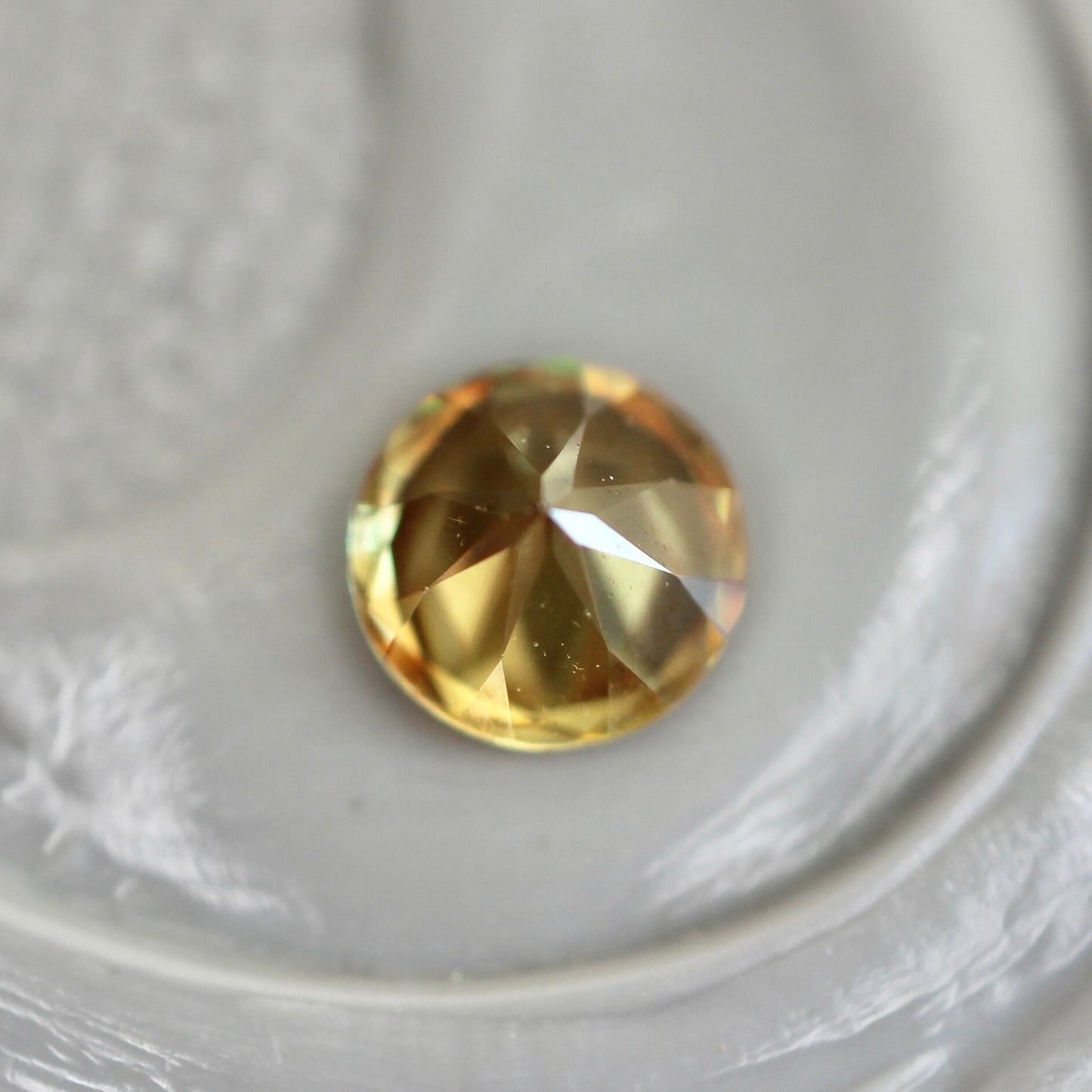 スフェーン 0.11ct 3mm 【MJ2429】