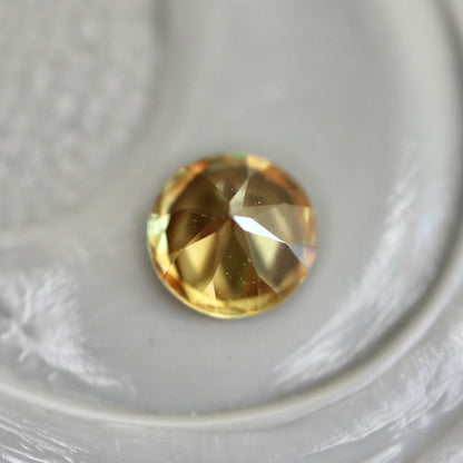 スフェーン 0.11ct 3mm 【MJ2429】